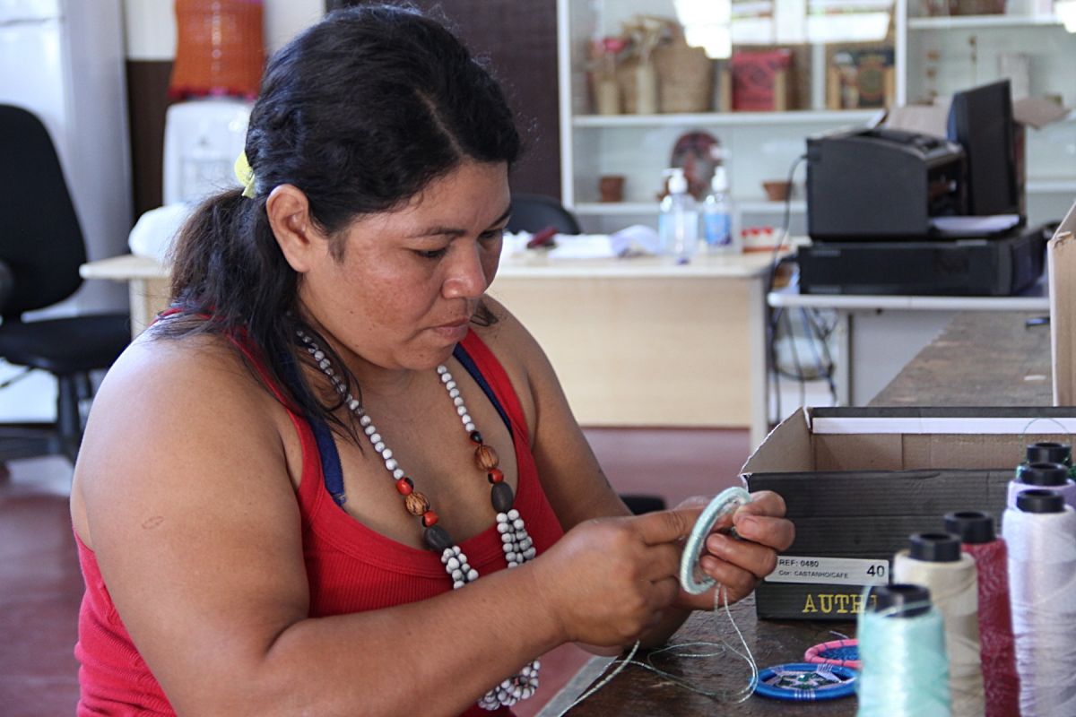 Guarani woman making a dreamcatcher
