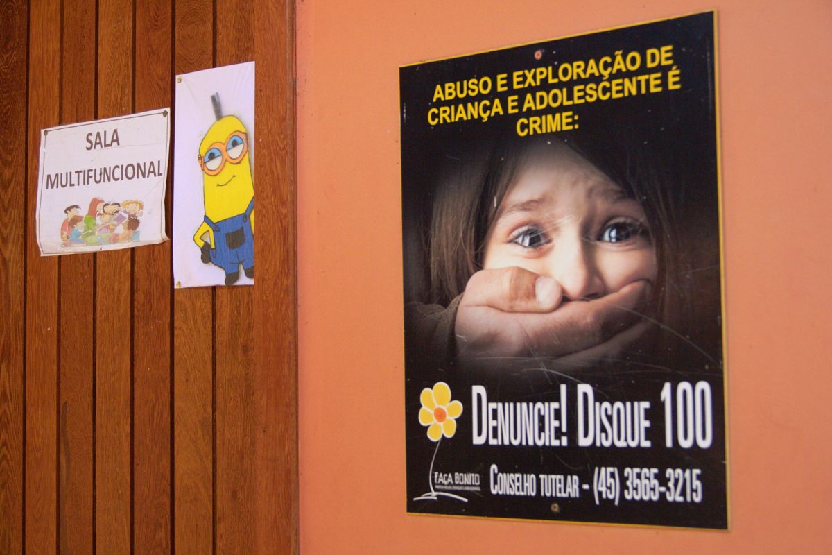 Manifest against child abuse outside of a school